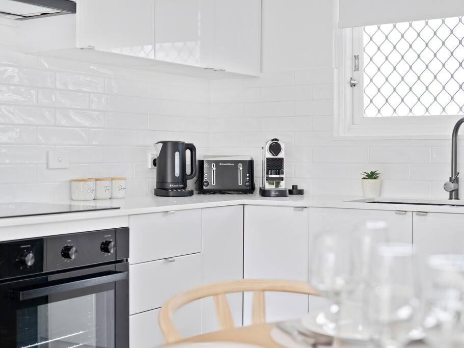 Beachfront Escape Broadbeach, 2 Bd, Pool , Sleeps 7