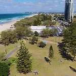 Beachfront Escape Broadbeach, 2 Bd, Pool , Sleeps 7