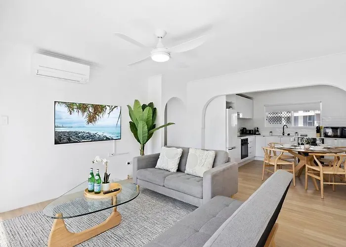 Beachfront Escape Broadbeach, 2 Bd, Pool , Sleeps 7
