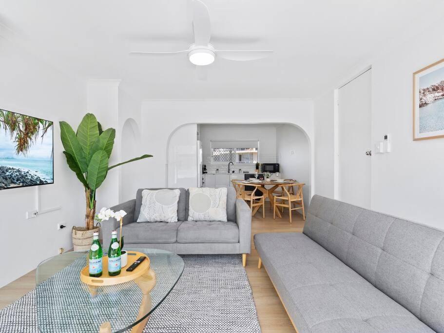 Beachfront Escape Broadbeach, 2 Bd, Pool , Sleeps 7 Apartment Gold Coast