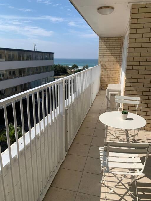 Beachfront Escape Broadbeach, 2 Bd, Pool , Sleeps 7