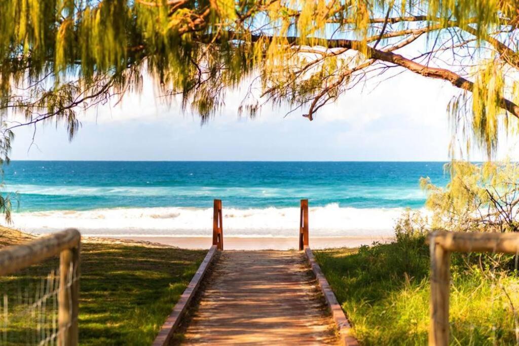 Beachfront Escape Broadbeach, 2 Bd, Pool , Sleeps 7 Gold Coast