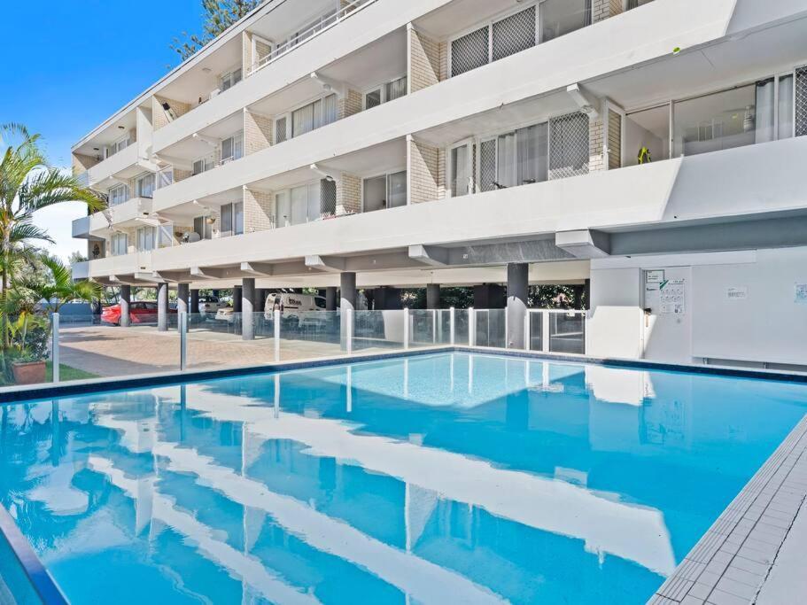 Beachfront Escape Broadbeach, 2 Bd, Pool , Sleeps 7 * Gold Coast