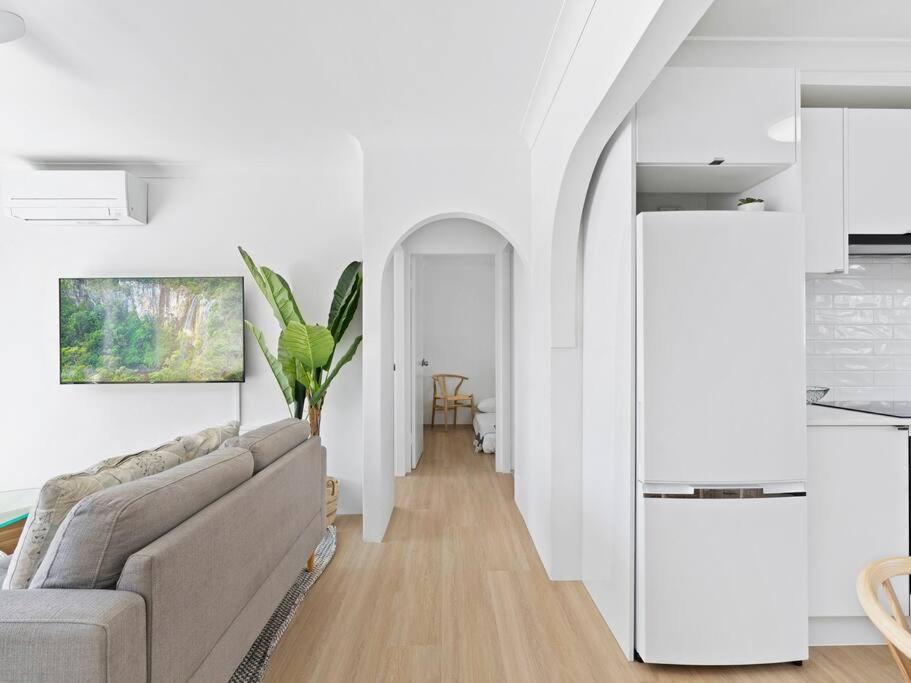 Beachfront Escape Broadbeach, 2 Bd, Pool , Sleeps 7 Apartment
