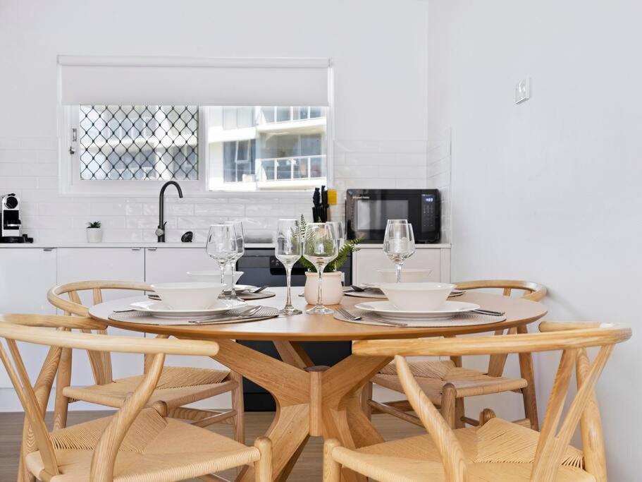 Beachfront Escape Broadbeach, 2 Bd, Pool , Sleeps 7 Apartment *