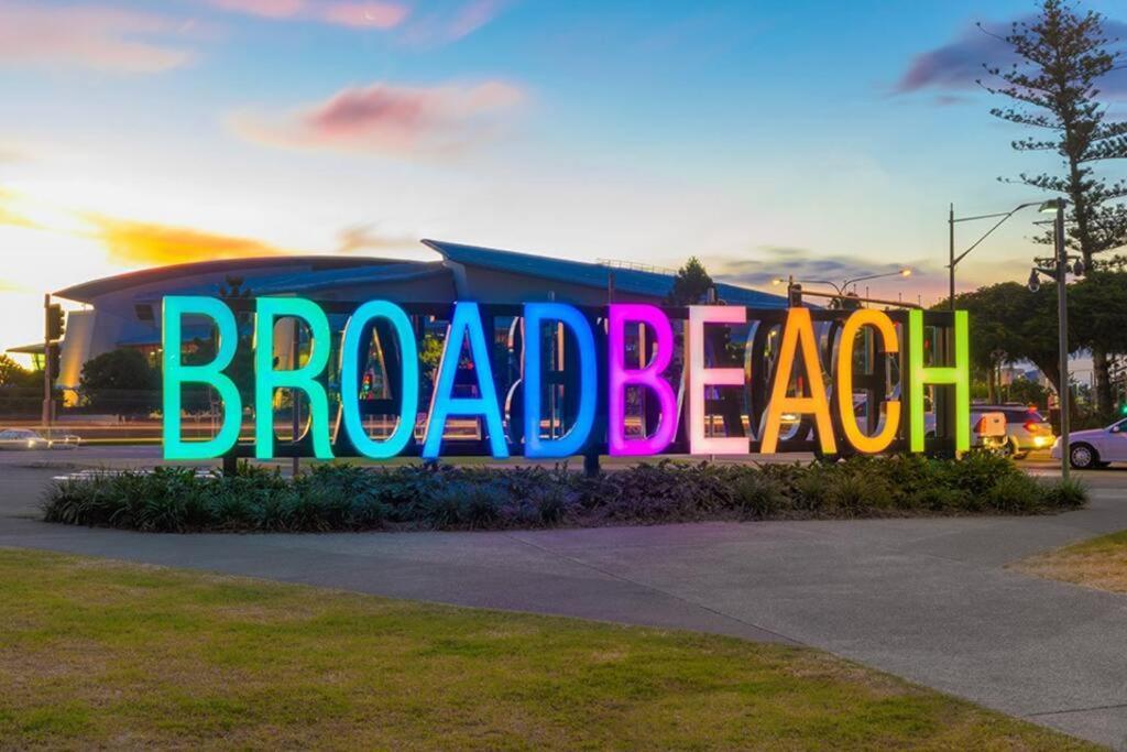 Beachfront Escape Broadbeach, 2 Bd, Pool , Sleeps 7 Apartment Gold Coast