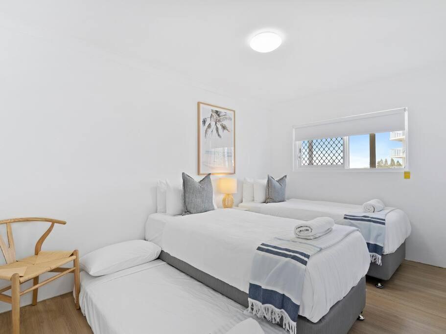 Beachfront Escape Broadbeach, 2 Bd, Pool , Sleeps 7 *