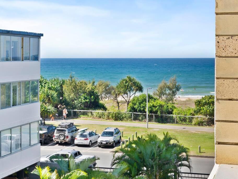 Beachfront Escape Broadbeach, 2 Bd, Pool , Sleeps 7 Gold Coast