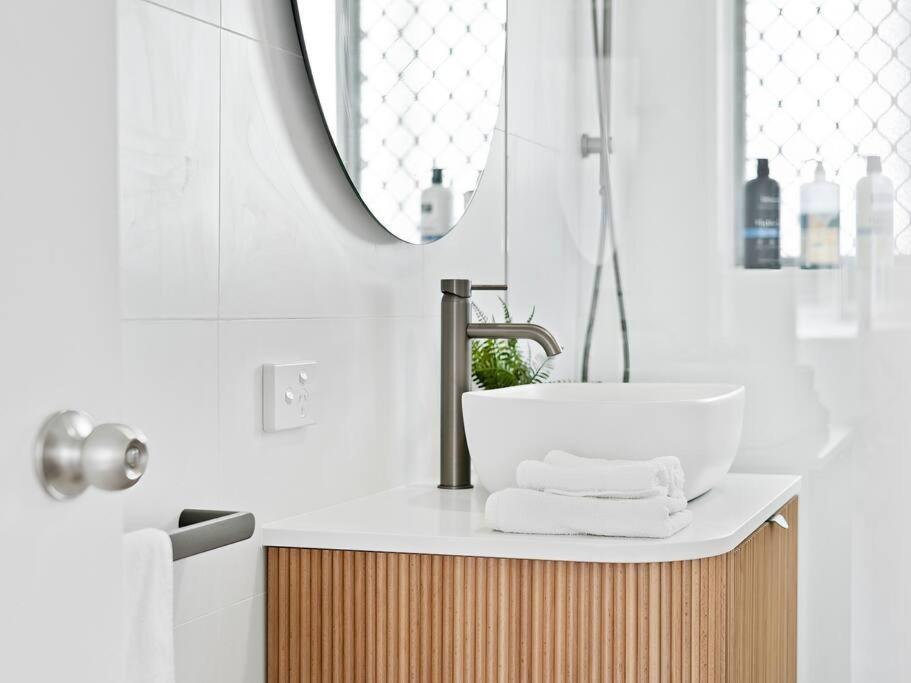 Beachfront Escape Broadbeach, 2 Bd, Pool , Sleeps 7 *